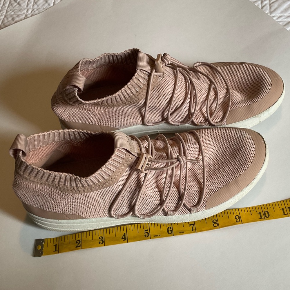 Fit flop.  Light pink. Size 9 1/2 I believe. Good used condition,